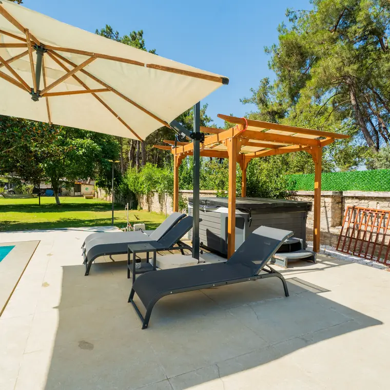 Havuz başında şezlonglar ve pergola