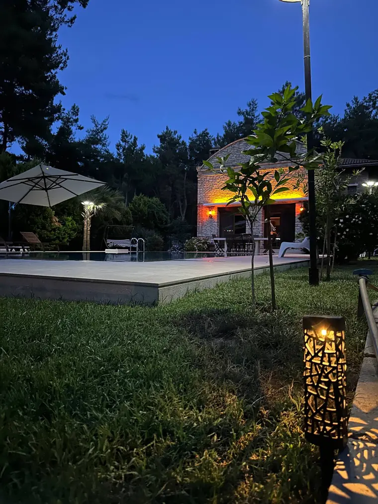 Akşam fenerlerle aydınlanan bahçe